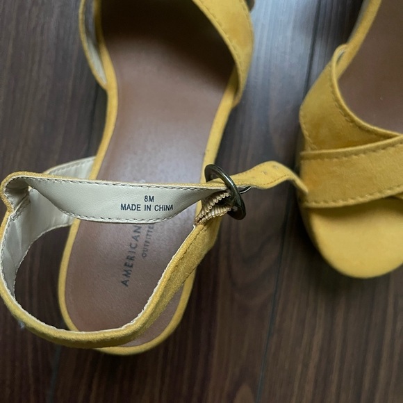American Eagle Women's Sz 8 Suede Mustard Wood Heel Sandals/Adjustable Straps - Picture 5 of 6